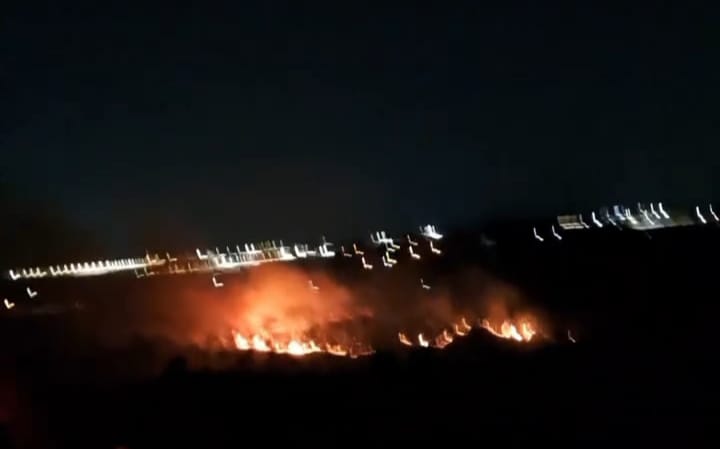 Bombeiros passam a noite de sexta e madrugada de sábado combatendo incêndio